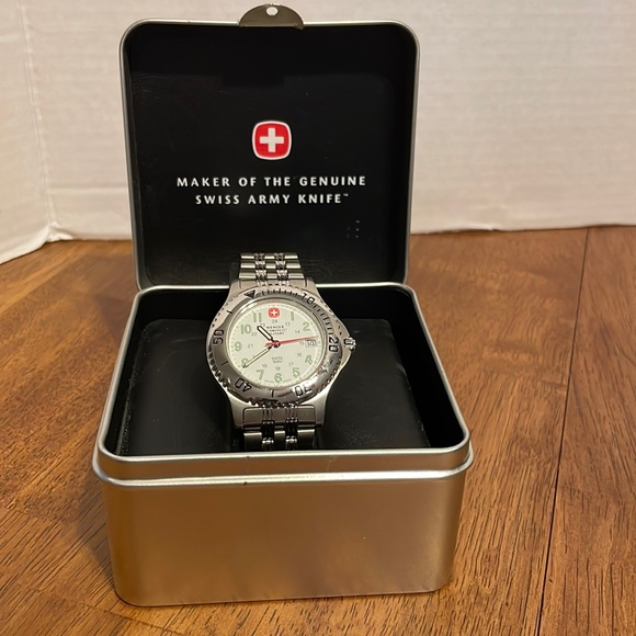 Vintage WENGER Swiss Military water resistant 100M Men’s Watch - Needs Battery - Picture 1 of 12